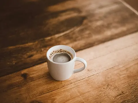 Tasse d’expresso posée sur une table en bois